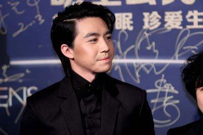 俞灏明|俞灏明凭借《八佰》，从花美男变身实力派，被大火烧伤的他重生了