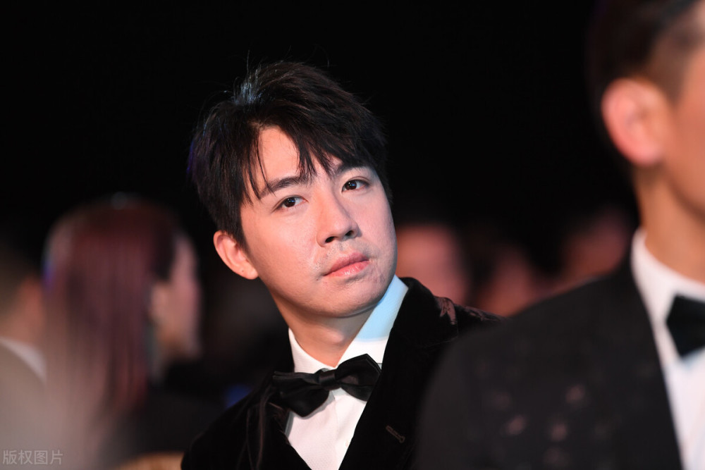 俞灏明|俞灏明凭借《八佰》，从花美男变身实力派，被大火烧伤的他重生了