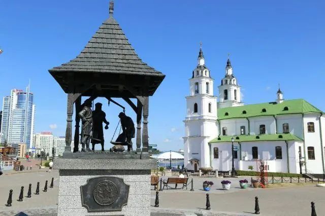 这座城市里的白色建筑随处可见前文提到过,金帐汗国统治罗斯期间,蒙古