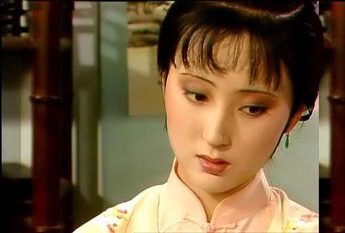 袭人|袭人为什么要打压林黛玉，讨好薛宝钗？她是一个精致的利己主义者