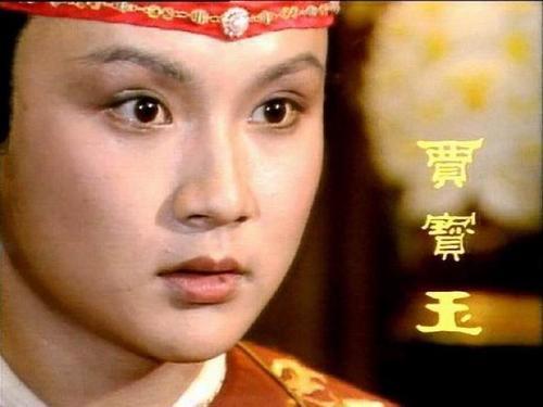 袭人|袭人为什么要打压林黛玉，讨好薛宝钗？她是一个精致的利己主义者
