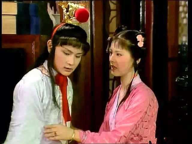 袭人|袭人为什么要打压林黛玉，讨好薛宝钗？她是一个精致的利己主义者