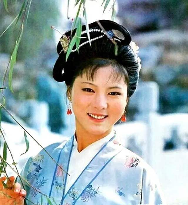 袭人|袭人为什么要打压林黛玉，讨好薛宝钗？她是一个精致的利己主义者