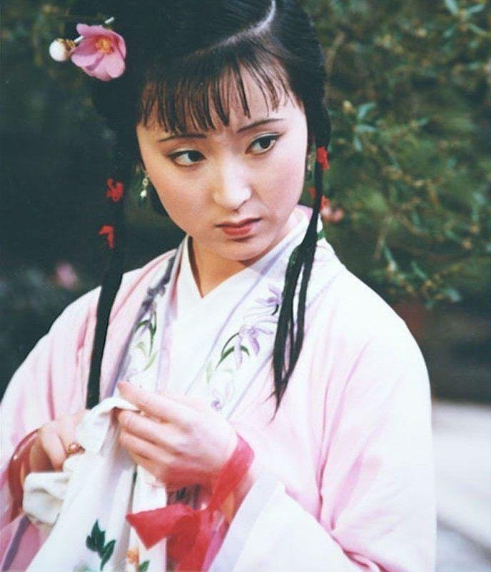 袭人|袭人为什么要打压林黛玉，讨好薛宝钗？她是一个精致的利己主义者