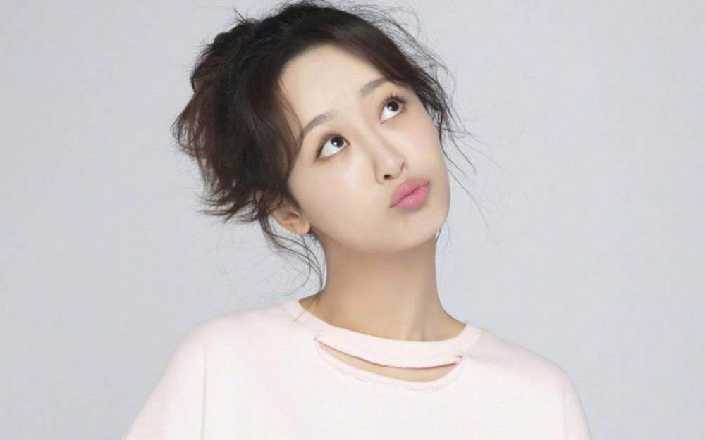 打call|杨紫为《八佰》打call变笑料，网友纷纷模仿其文案，画面有些讽刺