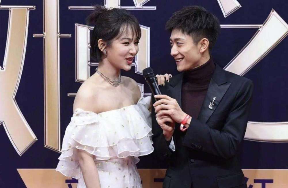 打call|杨紫为《八佰》打call变笑料，网友纷纷模仿其文案，画面有些讽刺