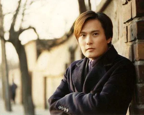 张信哲|他收藏嘉庆皇帝的龙袍前，是全民公认的“情歌王子”