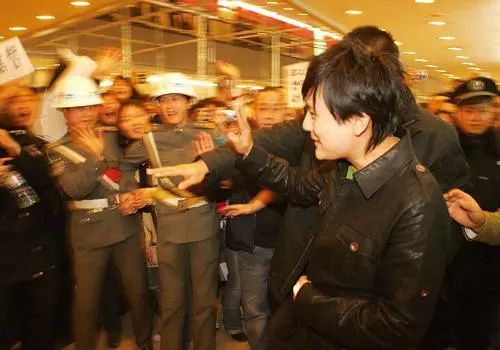 张信哲|他收藏嘉庆皇帝的龙袍前，是全民公认的“情歌王子”