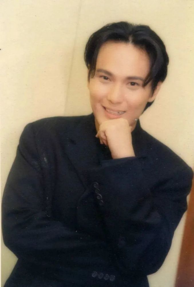 张信哲|他收藏嘉庆皇帝的龙袍前，是全民公认的“情歌王子”