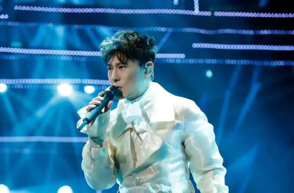 张信哲|他收藏嘉庆皇帝的龙袍前，是全民公认的“情歌王子”