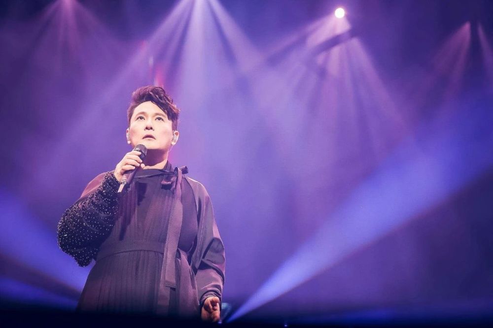 张信哲|他收藏嘉庆皇帝的龙袍前，是全民公认的“情歌王子”