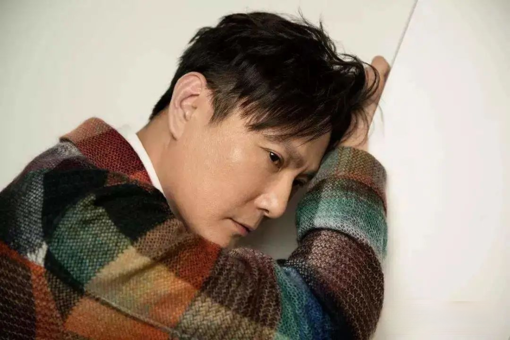 张信哲|他收藏嘉庆皇帝的龙袍前，是全民公认的“情歌王子”