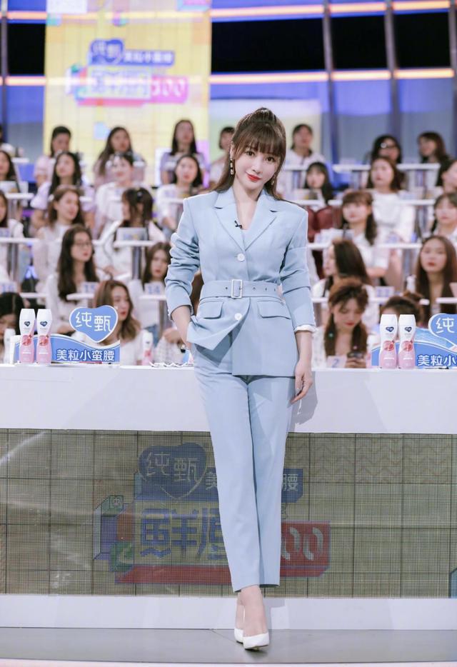 柳岩美得让人心动,一身黑色西服配黄色衬衫,"藏"不住女人味