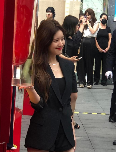 人群中白到发光赵露思黑西装出席活动生图颜值抢镜