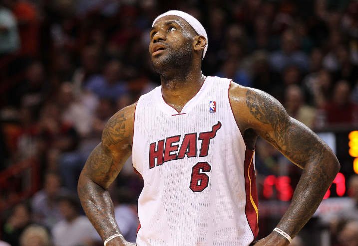 詹姆斯发际线不断消退网友发挥想象力头顶完美结合世界名画