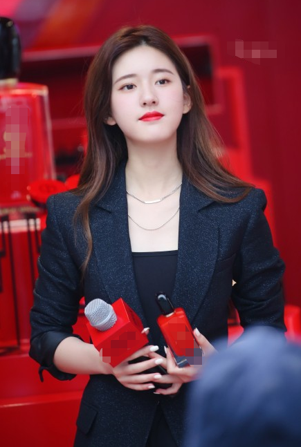 人群中白到发光赵露思黑西装出席活动生图颜值抢镜