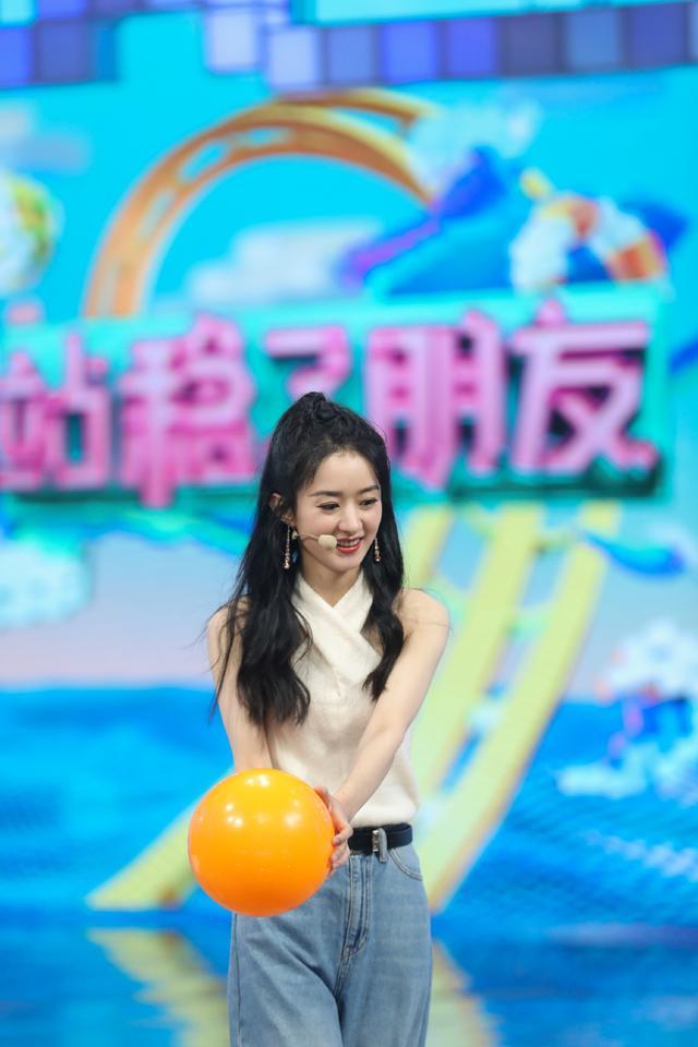 赵丽颖录制快乐大本营穿白色上衣牛仔裤少女感溢出屏幕了