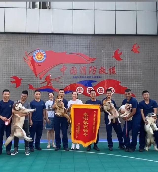 送给了伟大的消防员叔叔,虽然这个锦旗上的字最初读起来有点奇怪,但却