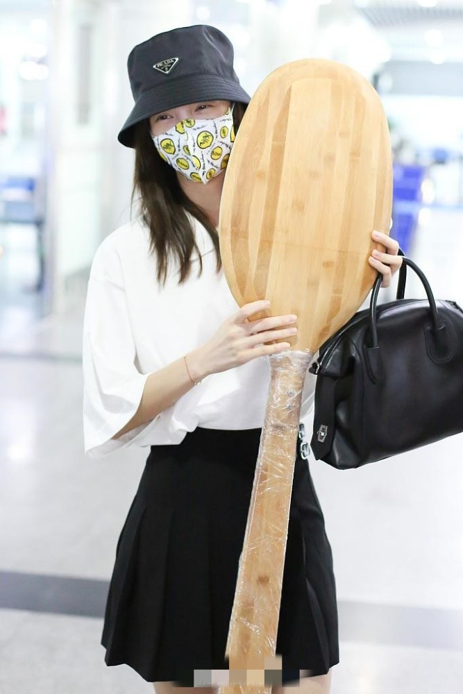 粉丝|盘点粉丝送的“奇葩礼物”，欧豪被送香肠，金晨直接上大木勺