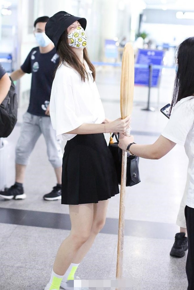 粉丝|盘点粉丝送的“奇葩礼物”，欧豪被送香肠，金晨直接上大木勺