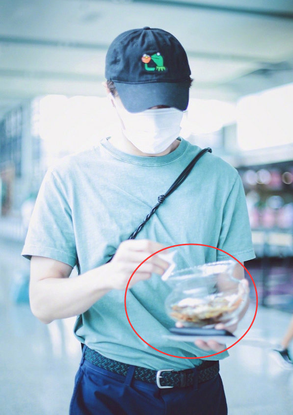 粉丝|盘点粉丝送的“奇葩礼物”，欧豪被送香肠，金晨直接上大木勺