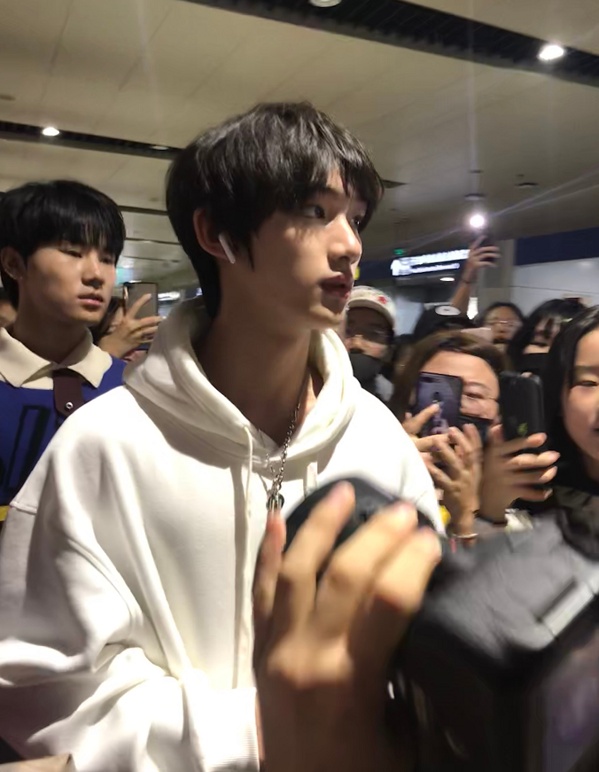 时代峰峻艺人的生图张艺凡精致丁程鑫帅气易烊千玺有气质