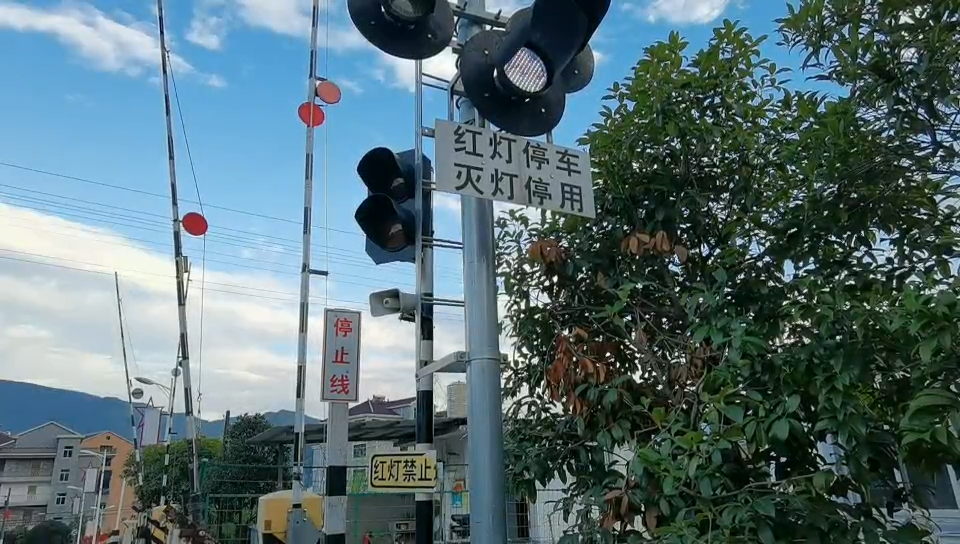 在铁路道口等火车通过的记忆许多老一辈人都曾有过铁路道口,曾是城市