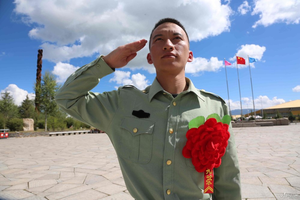 武警海北支队举行退役士兵向军旗告别仪式