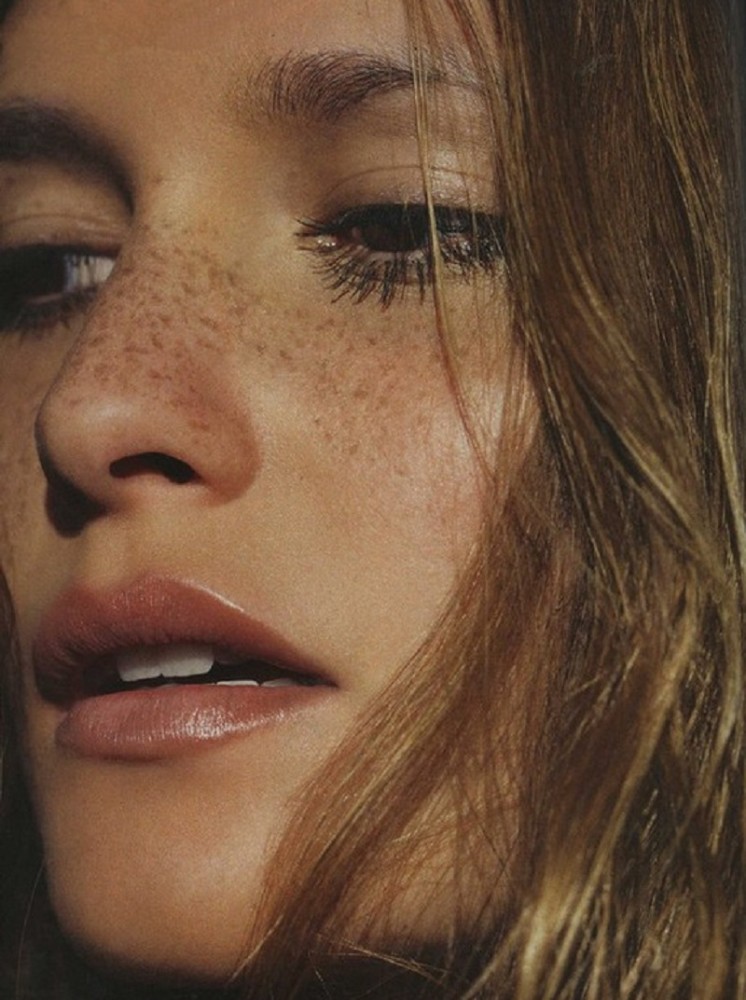 西门庆女人里唯一的模特身材是第3房孟玉楼属于雀斑美人