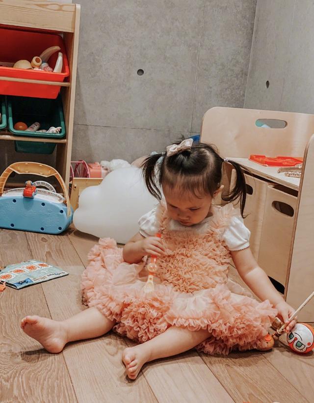 欧弟晒小女儿2岁生日照,西西额头饱满有福气,曾被调侃像陈建斌