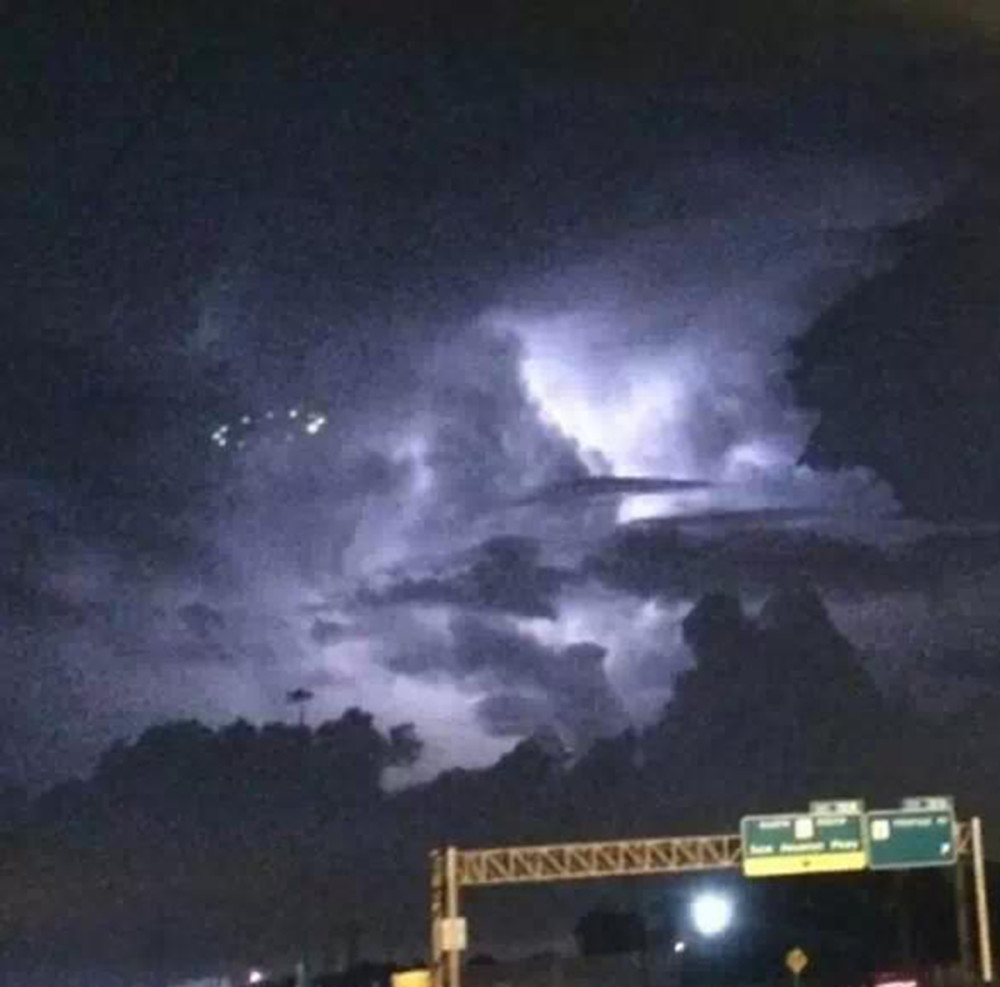 ufo|史上最清晰UFO照片易主？2014年，休斯顿市雨夜百人目睹UFO事件