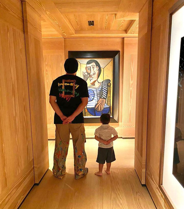 周杰伦|周杰伦与萧敬腾、林俊杰聚餐，不忘携妻子昆凌到场秀恩爱