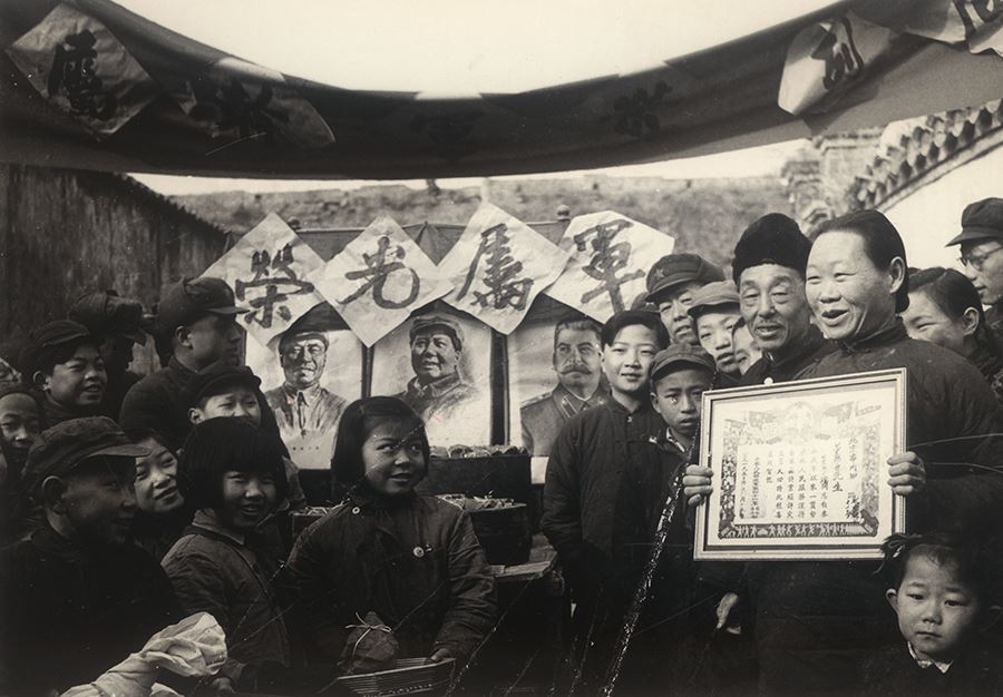 1951年,春节拥军优属,军民欢庆春节的老照片_腾讯新闻