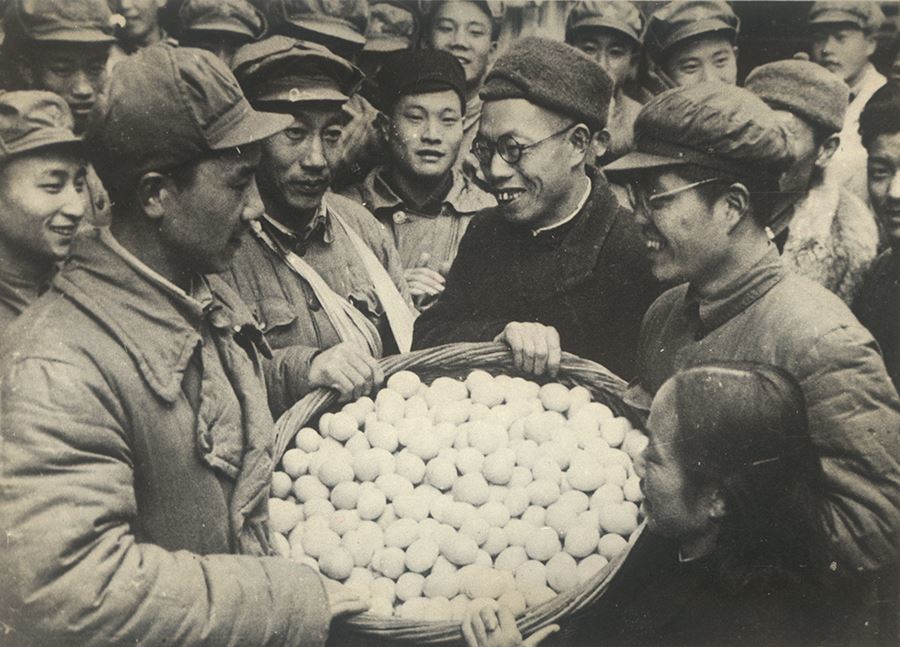 1951年,春节拥军优属,军民欢庆春节的老照片_腾讯新闻