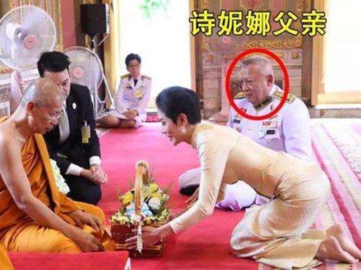 诗妮娜|68岁泰王浪子回头！为诗妮娜送上洁白婚纱，比年轻人求婚都浪漫