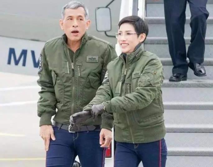 诗妮娜|68岁泰王浪子回头！为诗妮娜送上洁白婚纱，比年轻人求婚都浪漫