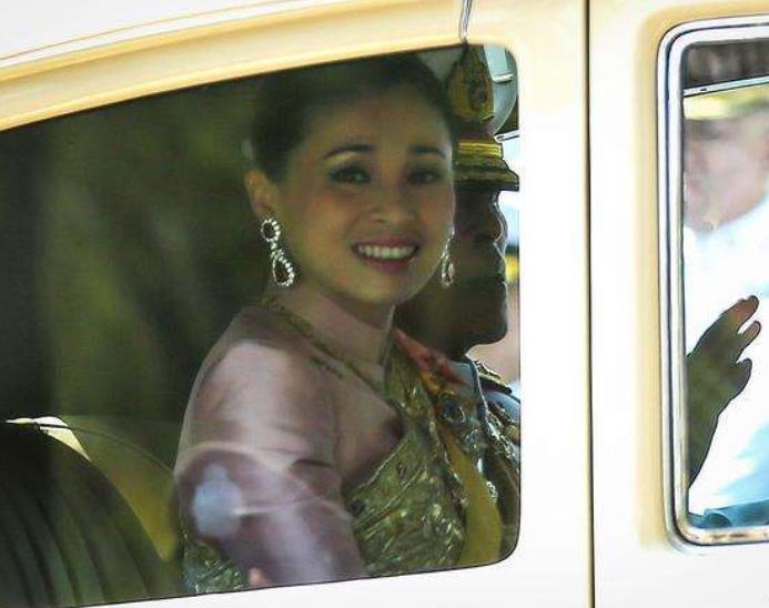 诗妮娜|68岁泰王浪子回头！为诗妮娜送上洁白婚纱，比年轻人求婚都浪漫