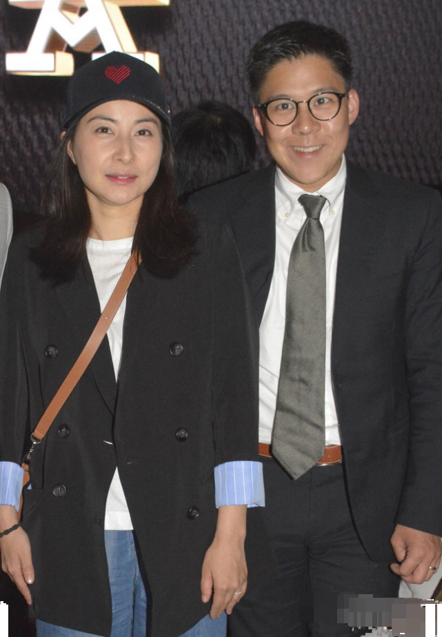 霍启刚|霍启刚晒家庭照，抱着俩子女很温馨，1.5亿豪宅客厅小成这样