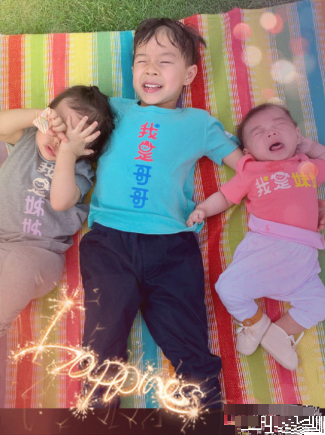 霍启刚|霍启刚晒家庭照，抱着俩子女很温馨，1.5亿豪宅客厅小成这样