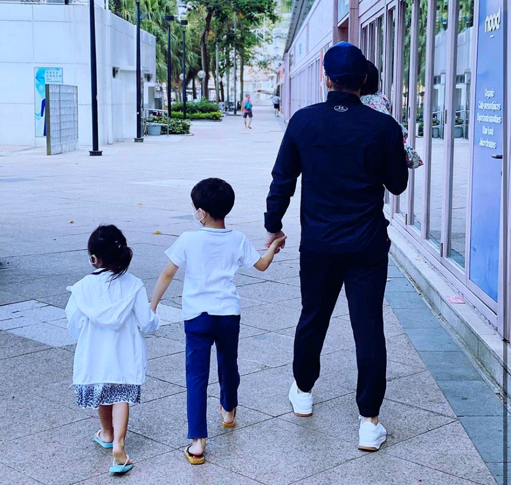 霍启刚|霍启刚晒家庭照，抱着俩子女很温馨，1.5亿豪宅客厅小成这样