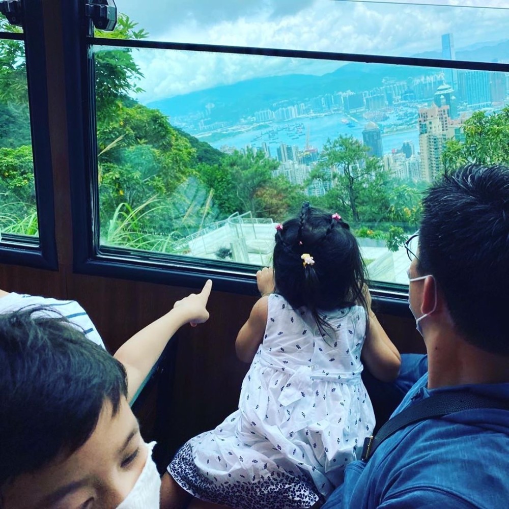 霍启刚|霍启刚晒家庭照，抱着俩子女很温馨，1.5亿豪宅客厅小成这样