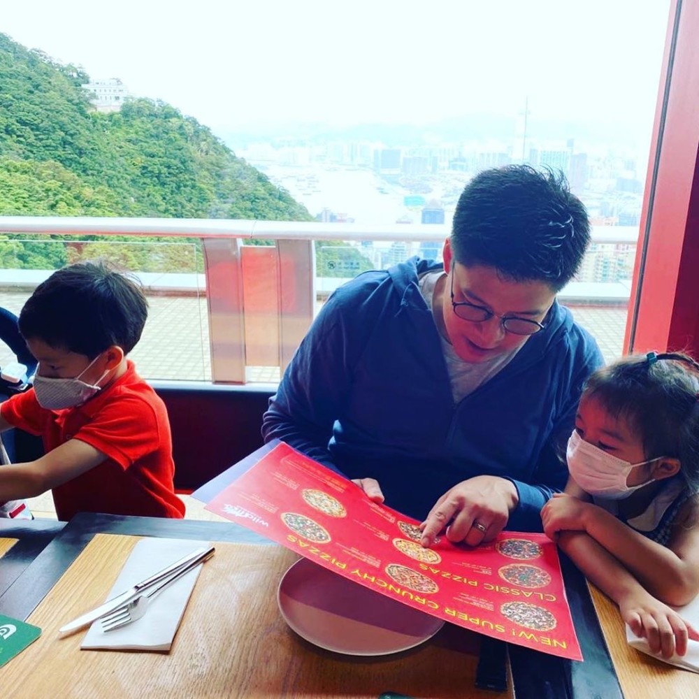 霍启刚|霍启刚晒家庭照，抱着俩子女很温馨，1.5亿豪宅客厅小成这样