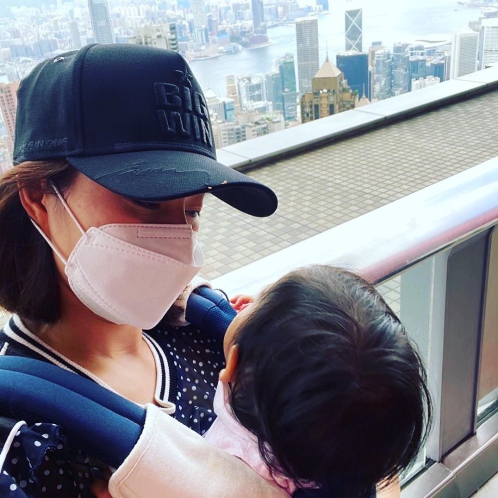 霍启刚|霍启刚晒家庭照，抱着俩子女很温馨，1.5亿豪宅客厅小成这样