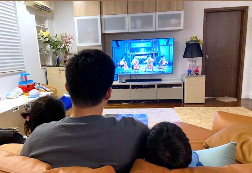 霍启刚|霍启刚晒家庭照，抱着俩子女很温馨，1.5亿豪宅客厅小成这样