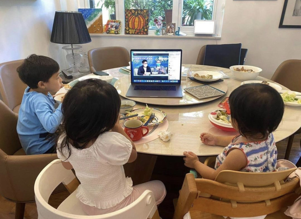 霍启刚|霍启刚晒家庭照，抱着俩子女很温馨，1.5亿豪宅客厅小成这样