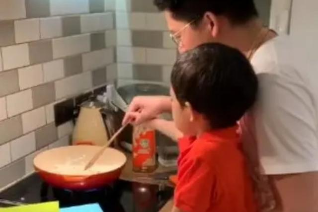 霍启刚|霍启刚晒家庭照，抱着俩子女很温馨，1.5亿豪宅客厅小成这样