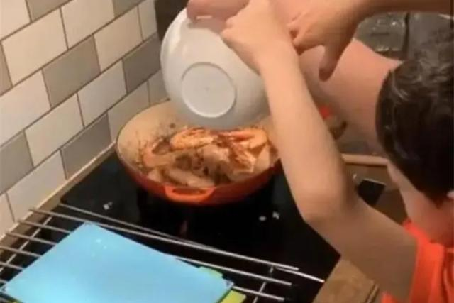 霍启刚|霍启刚晒家庭照，抱着俩子女很温馨，1.5亿豪宅客厅小成这样