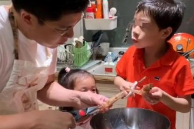 霍启刚|霍启刚晒家庭照，抱着俩子女很温馨，1.5亿豪宅客厅小成这样