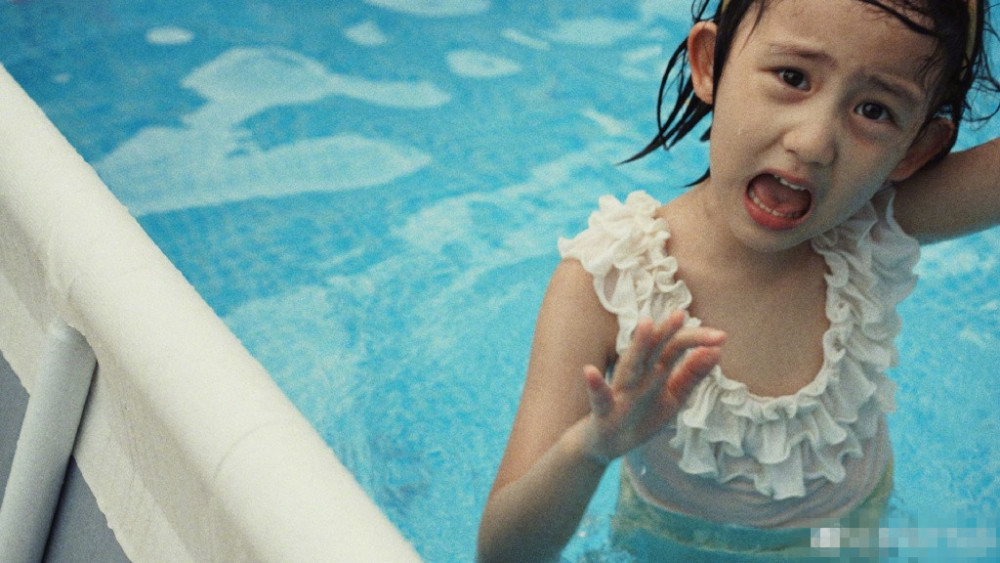 孙莉|孙莉分享多妹造句趣事笑哭，还晒多妹玩水表情包，牙上菜叶超喜感