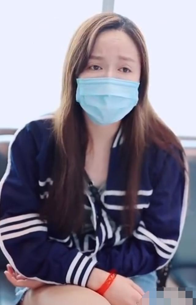 娄艺潇|知名女星机场现身状态疲惫，穿鞋躺座椅上休息，一人占三座引争议